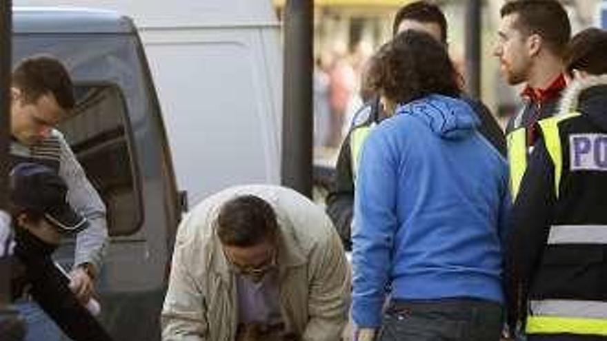 Familiares de una víctima, ayer delante del pub. // Mariscal