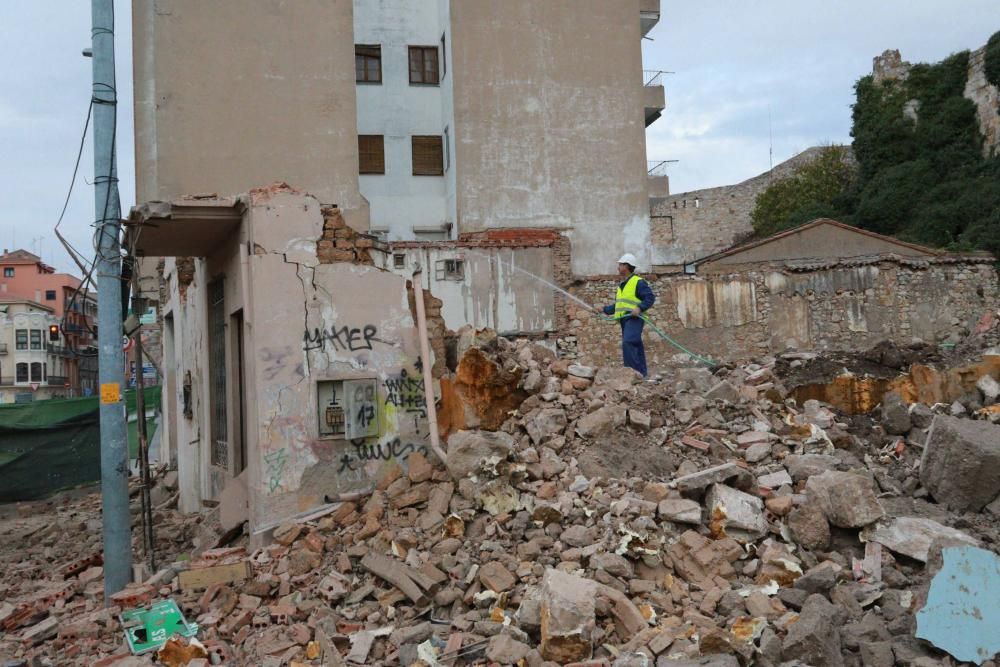 Derribo en la Feria para liberar la muralla.