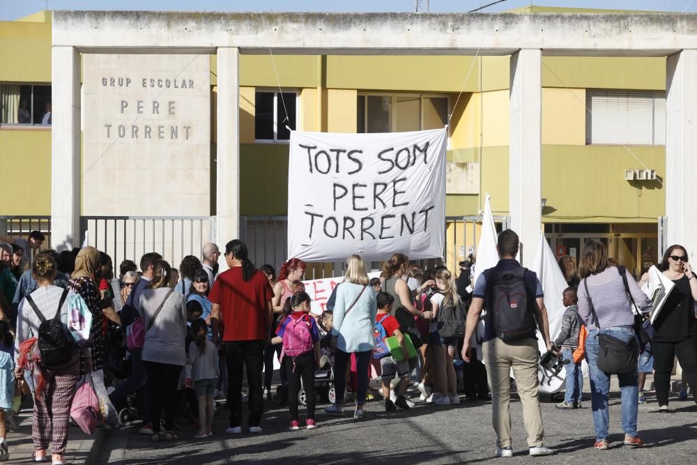 Protesta de pares i alumnes de l'escola Pere Torrent de Lloret