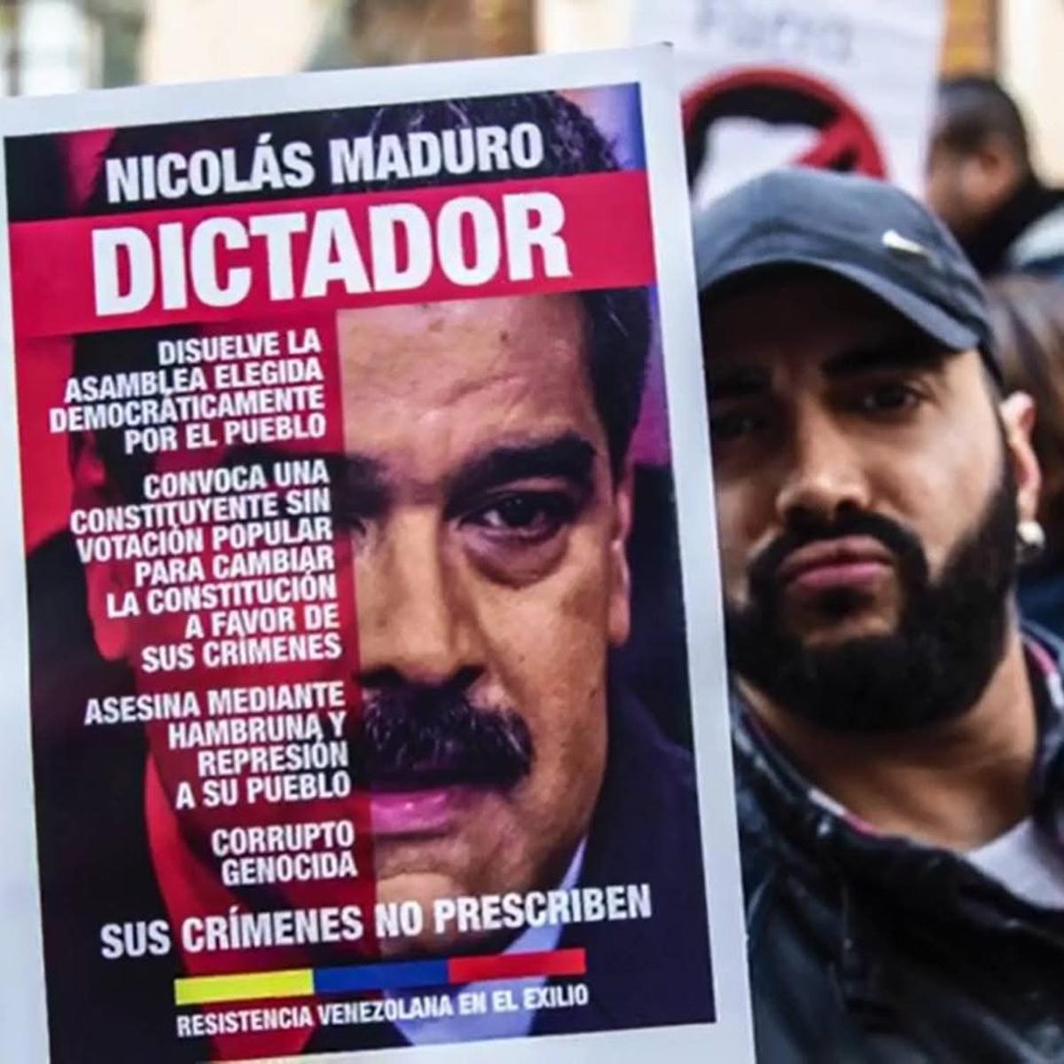Nacho Papote Pérez posa con un cartel en contra de Nicolás Maduro durante una manifestación. | CÓRDOBA
