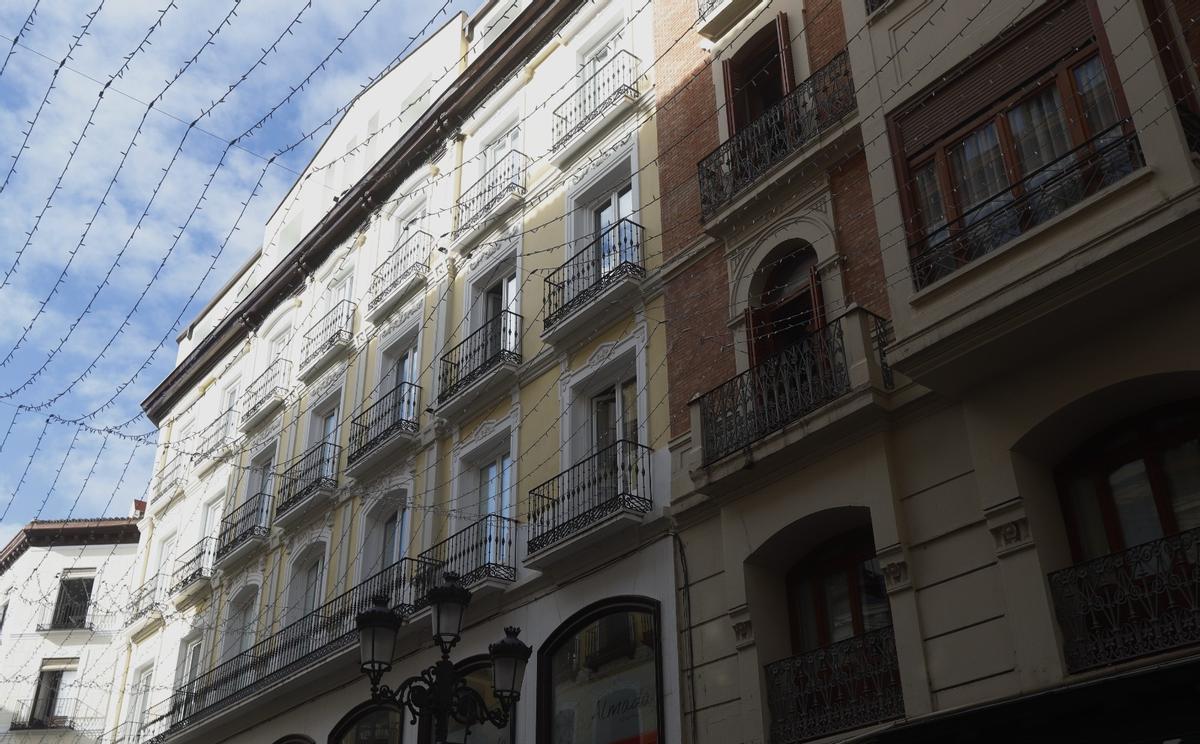 EN IMÁGENES | Las calles de Zaragoza se engalanan con las luces de Navidad