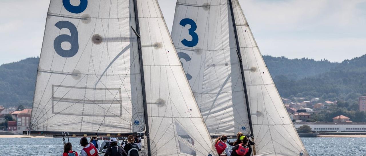 Participantes en la Regata de la Mujer disputada en aguas de la ría de Arousa