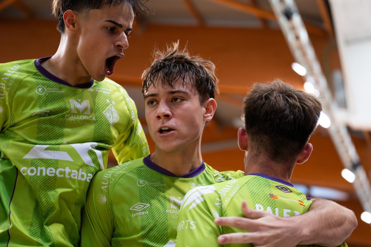 Los jugadores del Palma B celebran una de los goles.