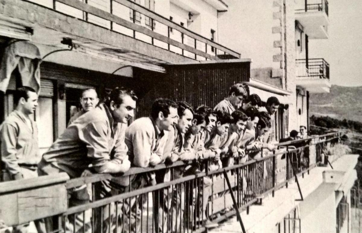 Los jugadores del Real Madrid, desde el balcón del Hotel Arcipreste de Hita, donde el conjunto blanco realizaba sus pretemporadas en los años 70.
