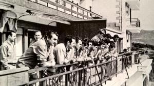 Los jugadores del Real Madrid, desde el balcón del Hotel Arcipreste de Hita, donde el conjunto blanco realizaba sus pretemporadas en los años 70.