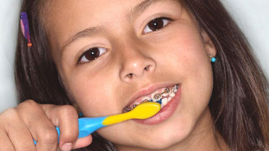 Una niña se cepilla los dientes