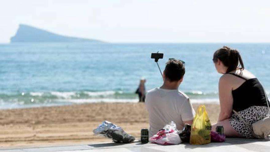 Benidorm lleva el wifi gratuito a las playas y quiere saber qué usos le da el turista