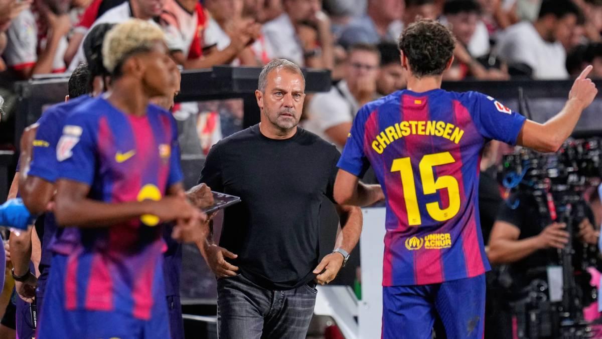 Flick da indicaciones en Vallecas durante el Rayo-Barça