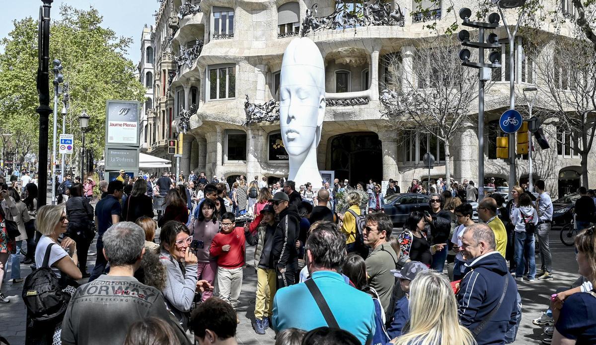 Flora, la escultura de Plensa que estuvo delante de La Pedrera mientras duró la exposición del artista.