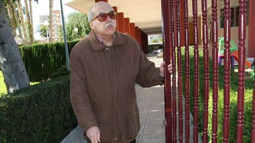 José Manuel Ortín, invidente, en su domicilio de Alicante