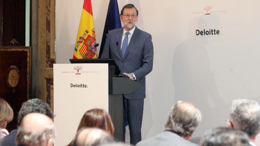 El presidente del Gobierno, Mariano Rajoy (d), durante la clausura de la Asamblea Anual de Socios del Instituto de la Empresa Familiar.