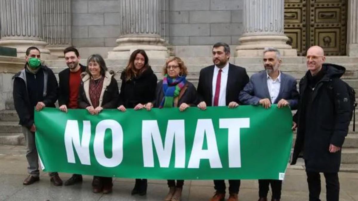 Representants de No a la MAT amb diputats gironins, en una imatge d'arxiu.