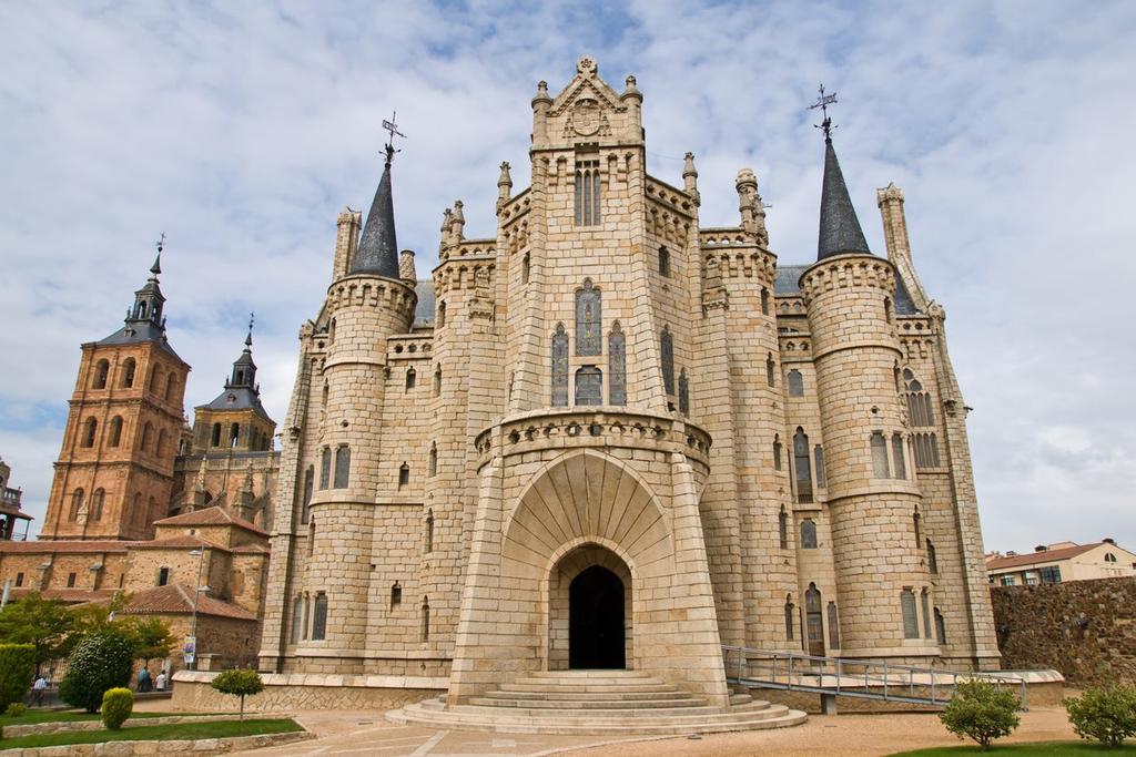 El Palacio es la obra más destacada de Antonio Gaudí fuera de Cataluña.