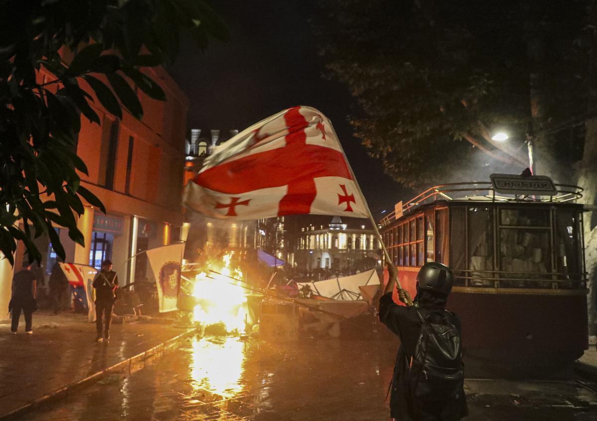Partidarios de los partidos de la oposición georgiana se enfrentan a la policía antidisturbios durante una manifestación tras las elecciones locales en Tbilisi, Georgia, el 4 de octubre de 2025