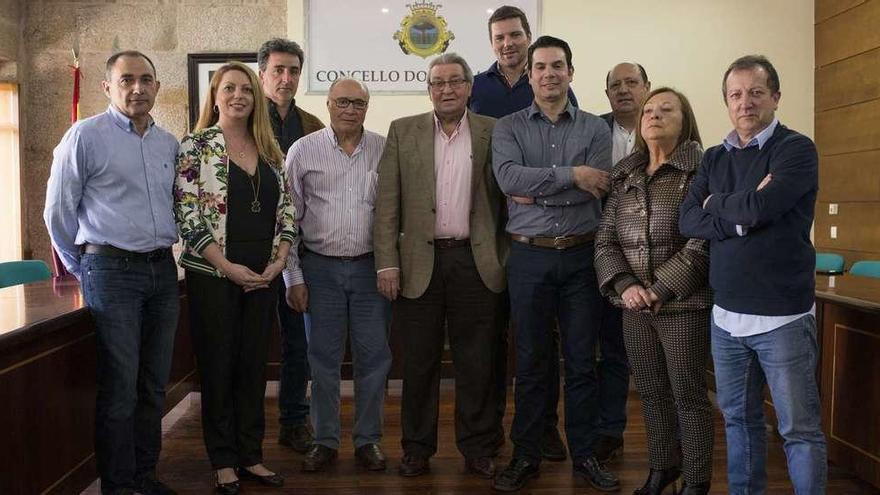 Representantes de distintos concellos por los que discurre el Camiño Miñoto-Ribeiro, en la mañana de ayer, en O Carballiño. // Brais Lorenzo