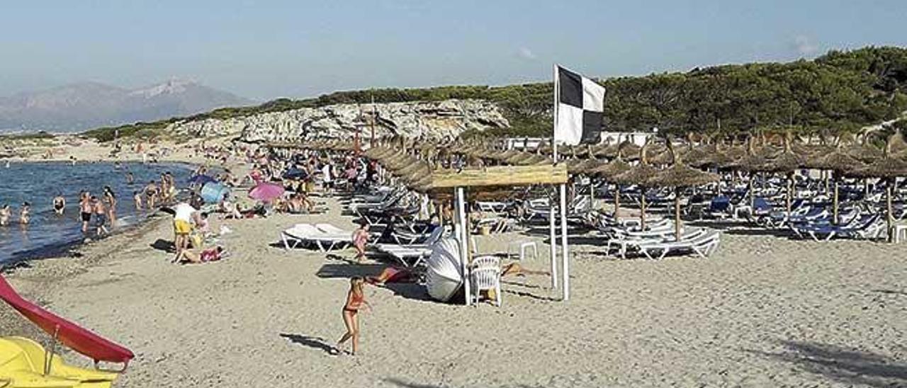 Imagen de la playa de Son BaulÃ³, donde la futura depuradora de Can Picafort contempla un emisario submarino.