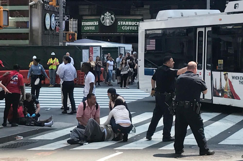 Un coche atropella a una multitud en Times Square