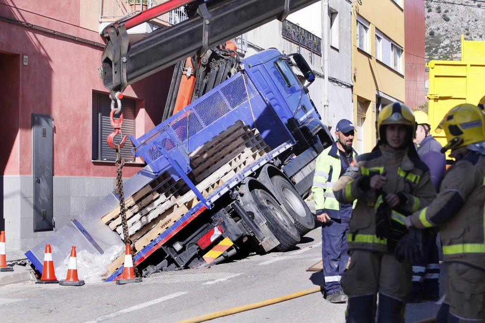 Cedeix el paviment d'un carrer de Torroella amb el pas d'un camió