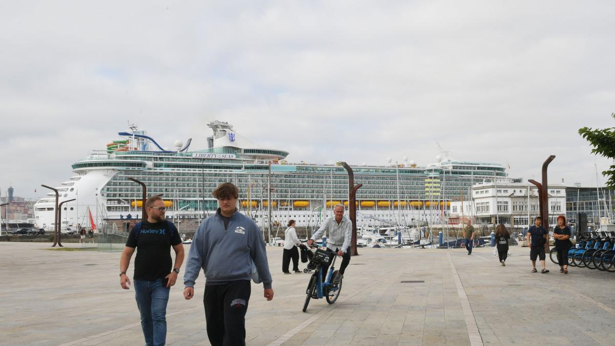 El crucero 'Liberty of the Seas', este martes en los muelles de A Coruña.