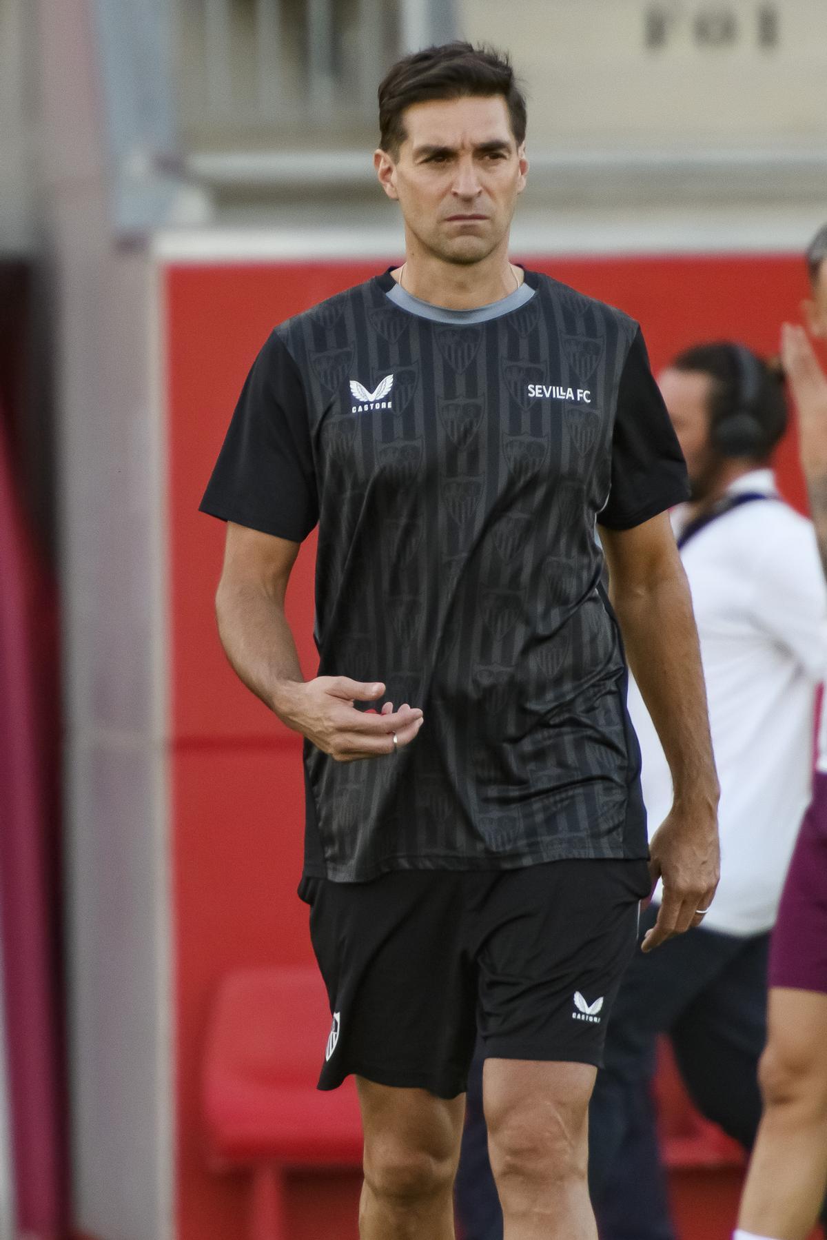 Diego Alonso dirige su primer entrenamiento con el Sevilla en su estreno en Europa