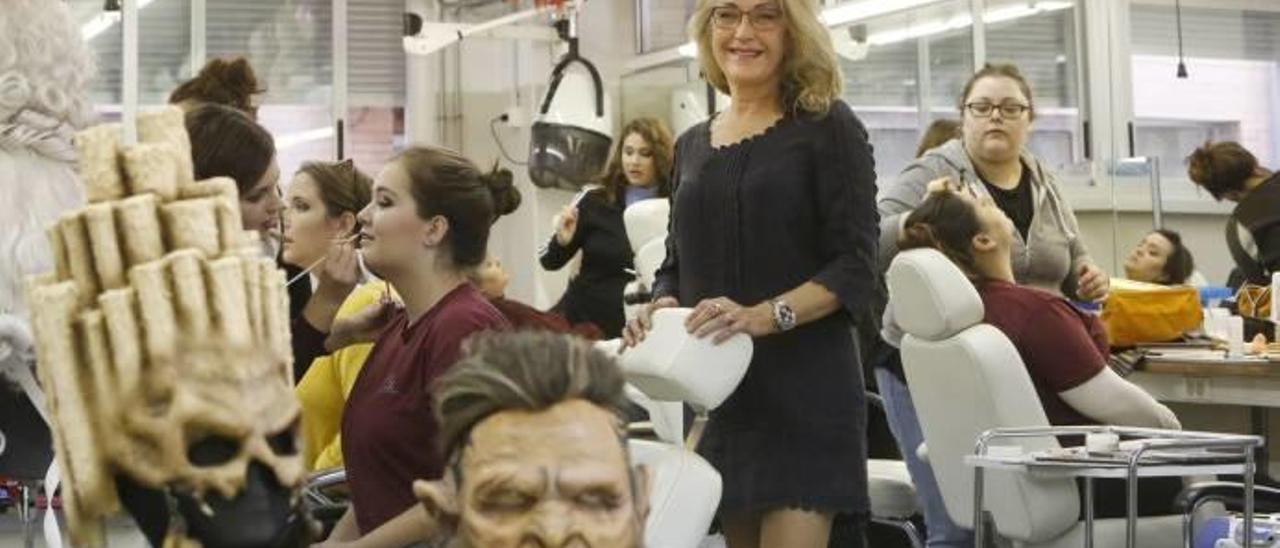 La profesora Inmaculada Cascales entre sus alumnos en plena clase de Estética y Caracterización.