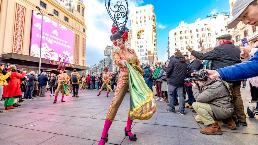 La edil de Fiestas de Torrevieja invita a las comparsas de Carnaval al mitin del PP en València recordándoles la subvención municipal
