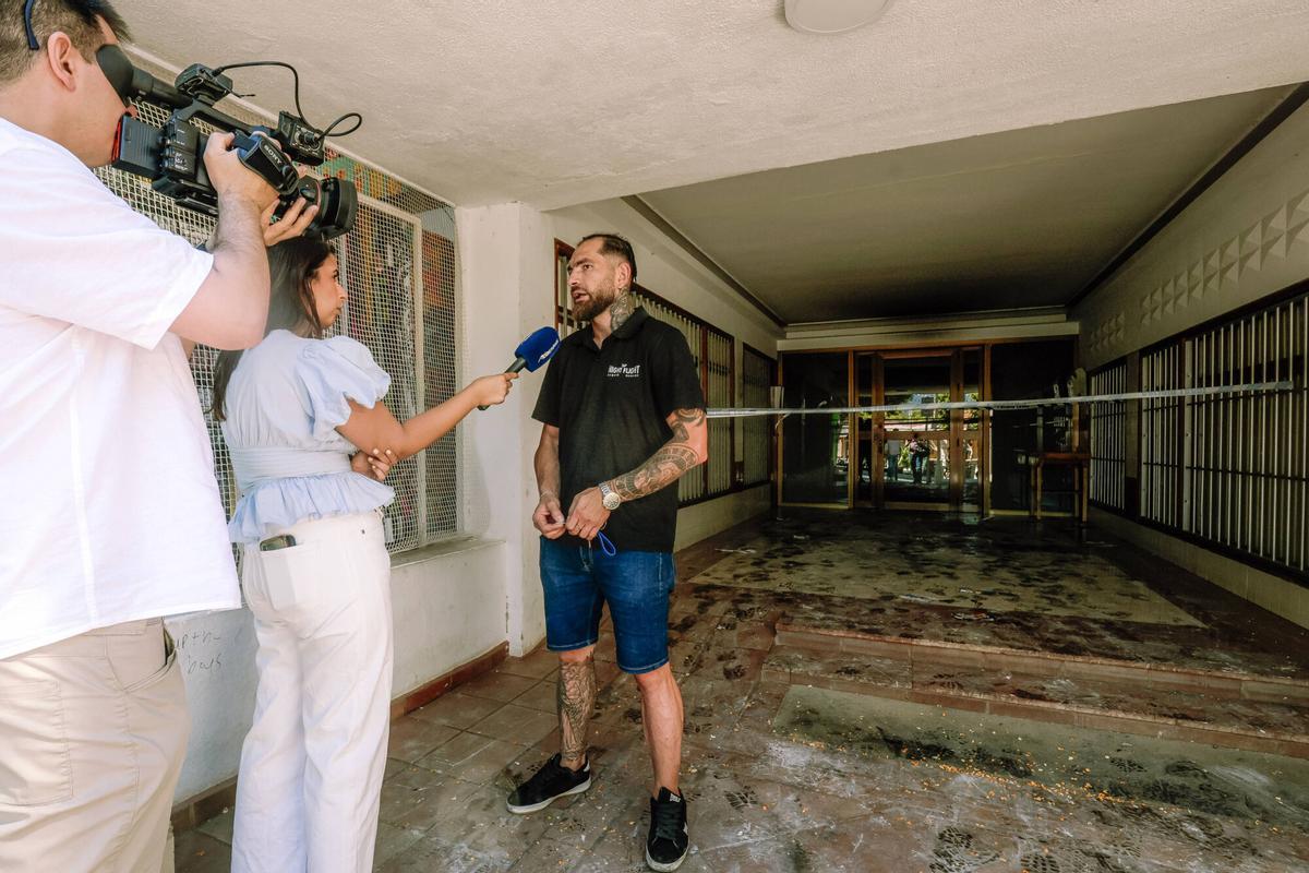 La Guardia Civil inspecciona el apartamento donde comenzó el incendio en Magaluf en busca de pruebas
