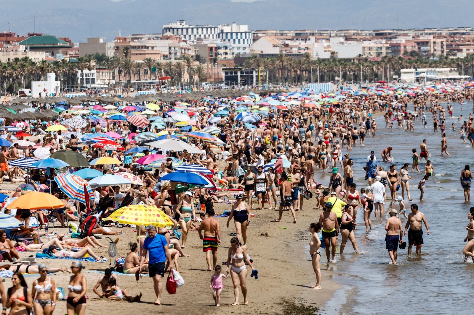 Domingo de calor extremo en las playas de València que lucen hasta la bandera