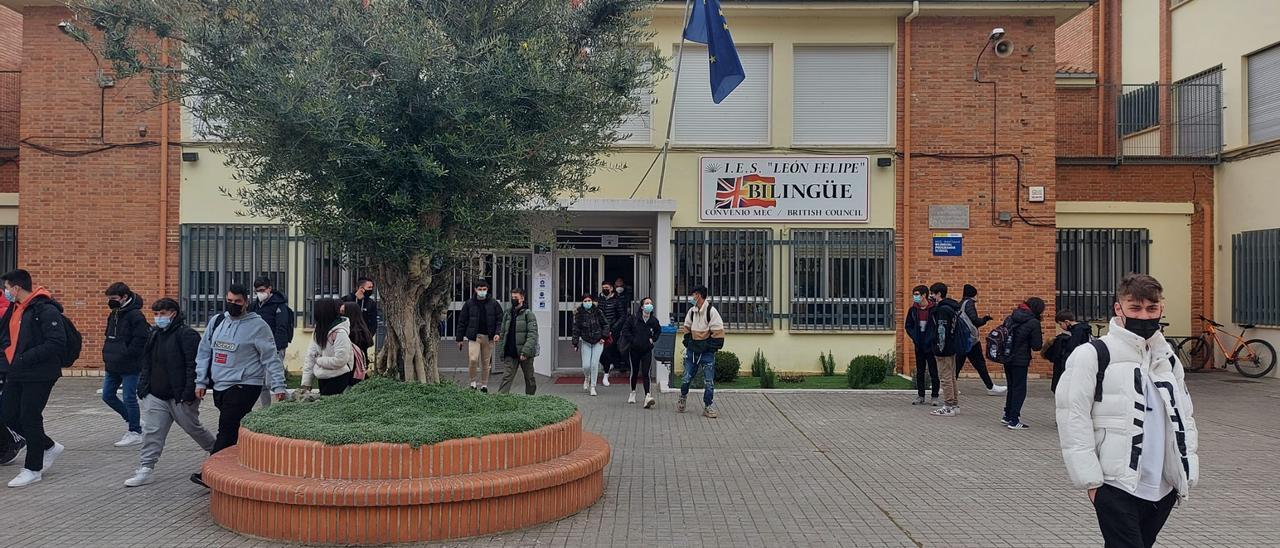 Alumnos saliendo del IES León Felipe durante la pandemia, el instituto donde se recomendo el uso voluntario de mascarilla.