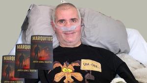 El comisario Gámez con la portada del libro