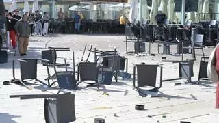 Destrozos de mobiliario en varios de los establecimientos hosteleros de la plaza de María Pita tras las manifestaciones contra Vox