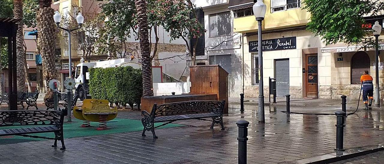 Desinfectan parques, plazas y jardines, reabiertos al paseo en Alicante.