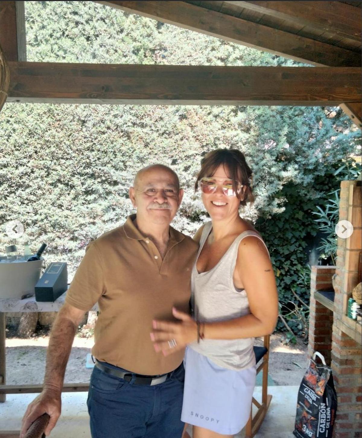 Vanesa Martín, disfrutando junto a su padre de una barbacoa en casa
