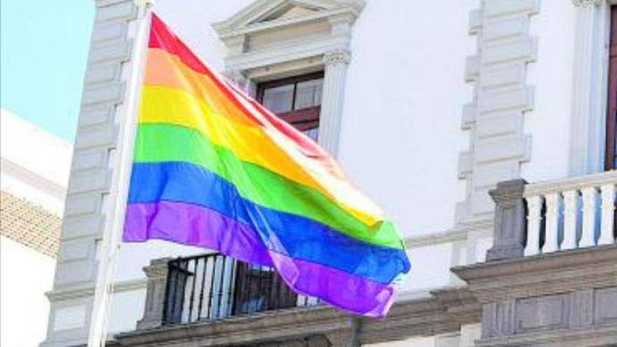 Bandera LGTBI izada frente al Ayuntamiento de Santa Cruz de Tenerife.