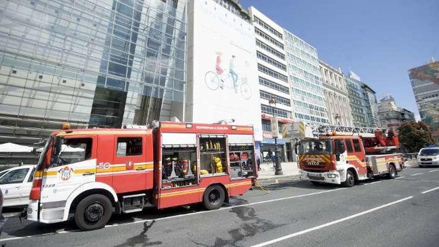 Los bomberos, ayer, en el Cantón Grande, ante Afundación.