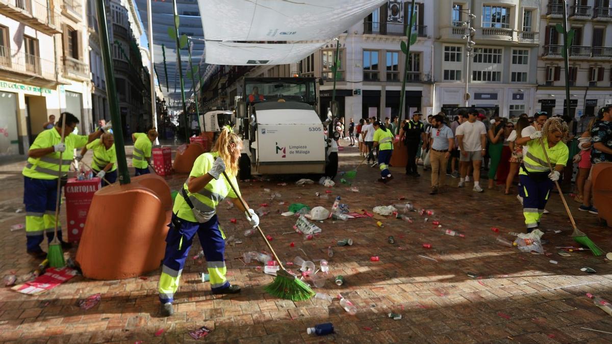 Operarios de Limasam durante la Feria de Málaga.