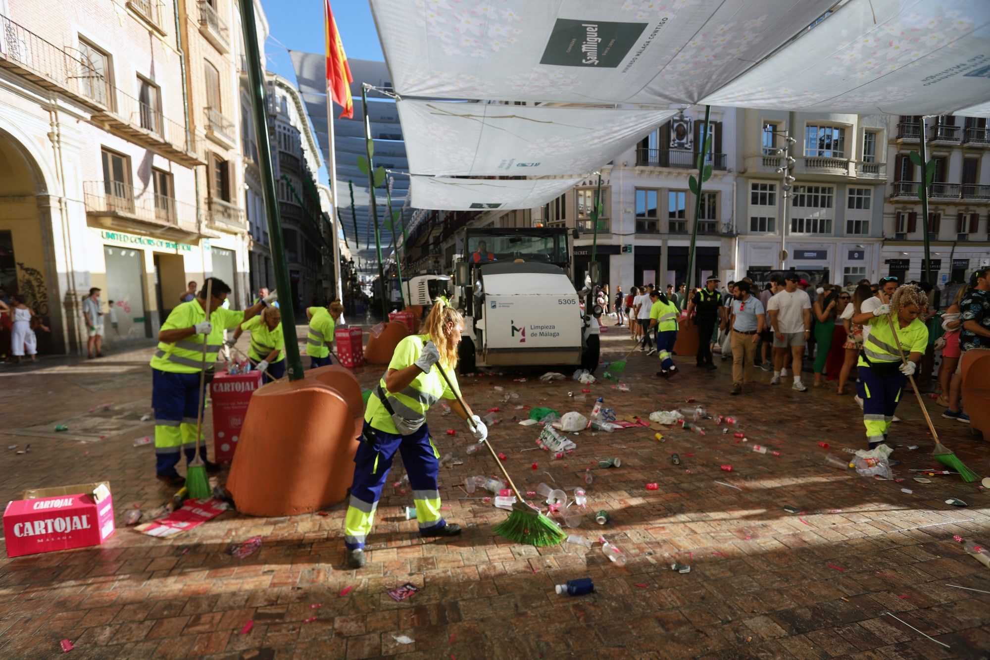 Efectivos de limpieza de Málaga comienzan su trabajo a partir de las 18.00 horas en las calles del Centro