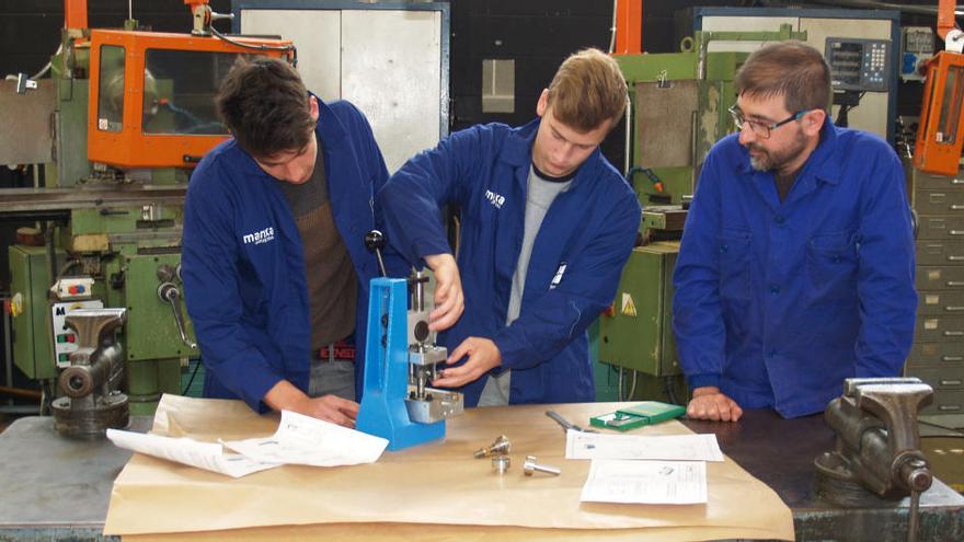 Estudiants de Formació Professional de la Garrotxa fent pràctiques, en una imatge d&#039;arxiu