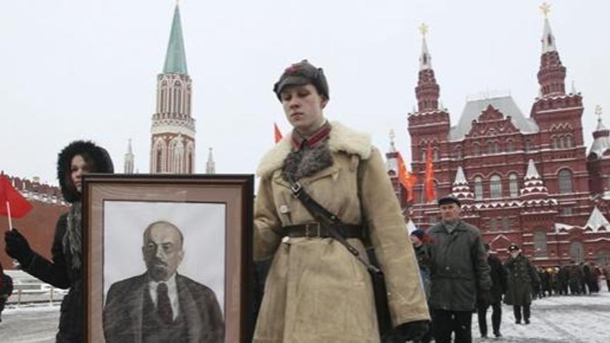 Simpatizantes de Lenin conmemoran el pasado viernes en Moscú su aniversario.