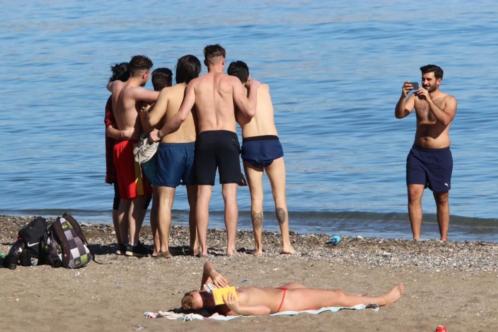 La subida de las temperaturas de los últimos días, que tendrá el sábado sus máximas, ha llevado a muchos malagueños a las playas de la capital.