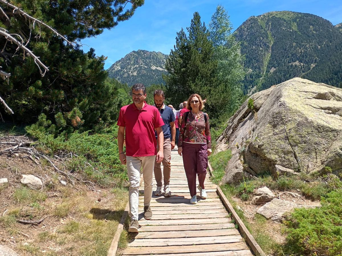 El director del parque nacional, Lluís Florit, y la patrona de la Fundación Endesa, Isabel Buesa.