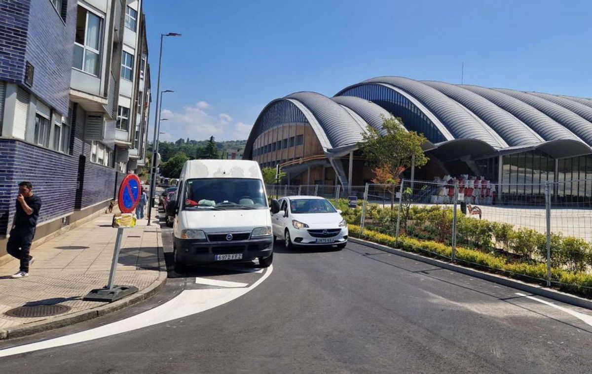 Un vehículo circula junto a la nueva plaza ante el pabellón. | LNE