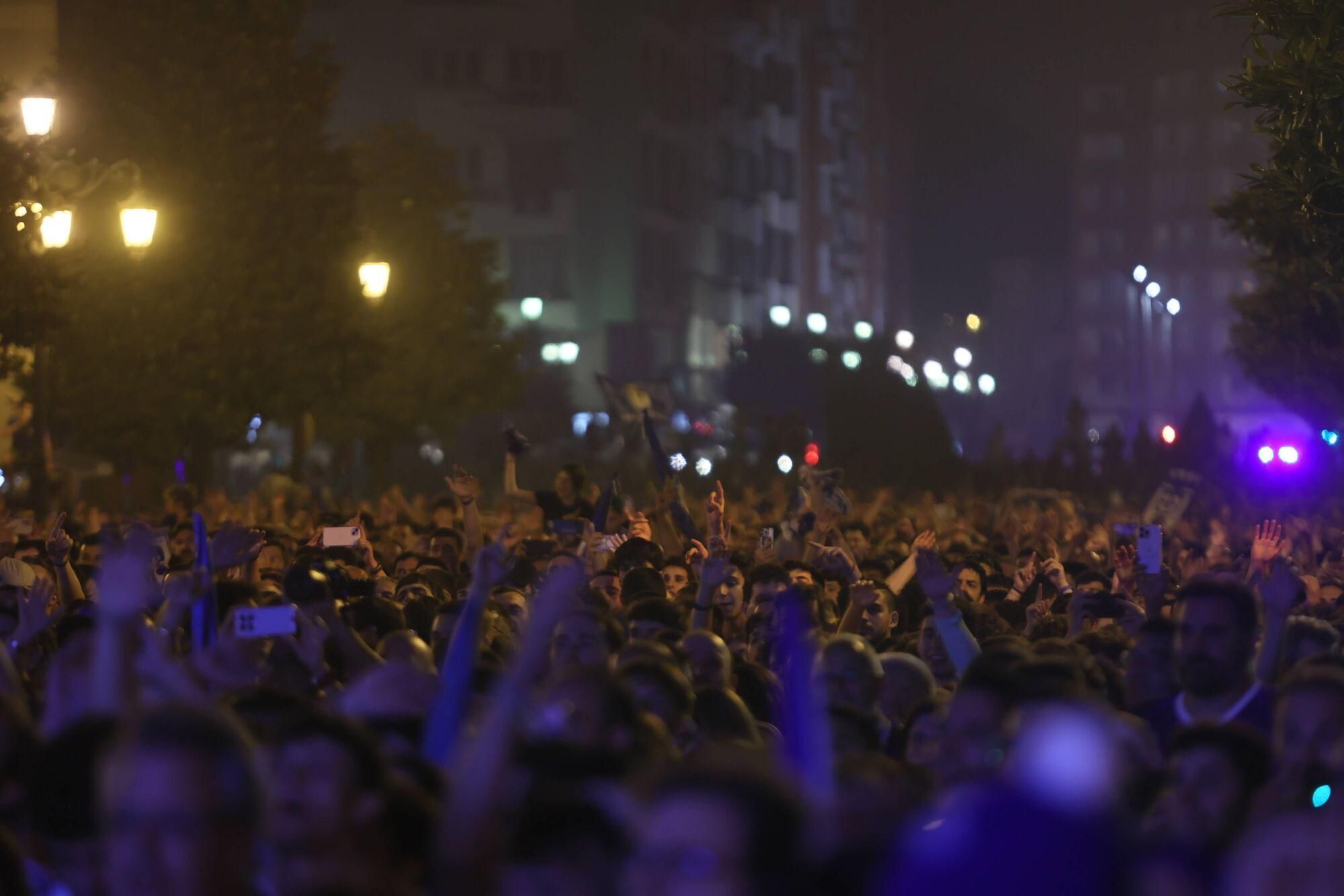 Así se celebró el ascenso del Oviedo a Primera: la afición estalla en una noche histórica