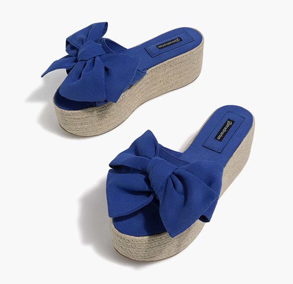 Alpargatas de cuña azules con lazo