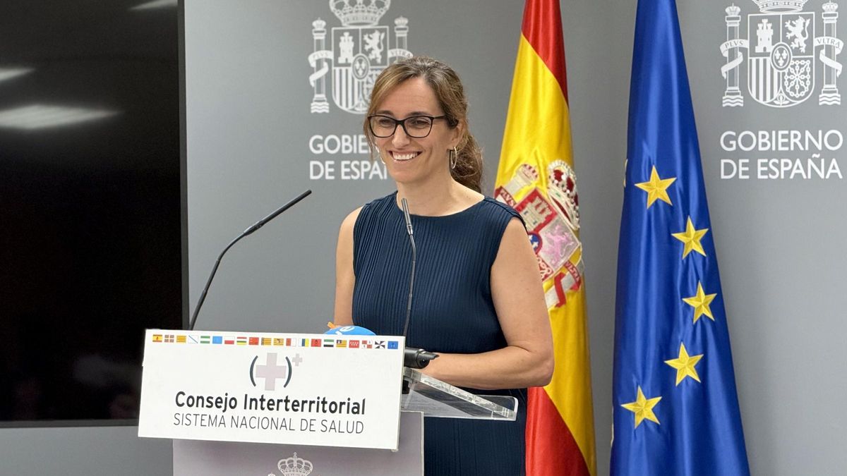La ministra de Sanidad, Mónica García, se dirige a los consejeros durante el CNIS.