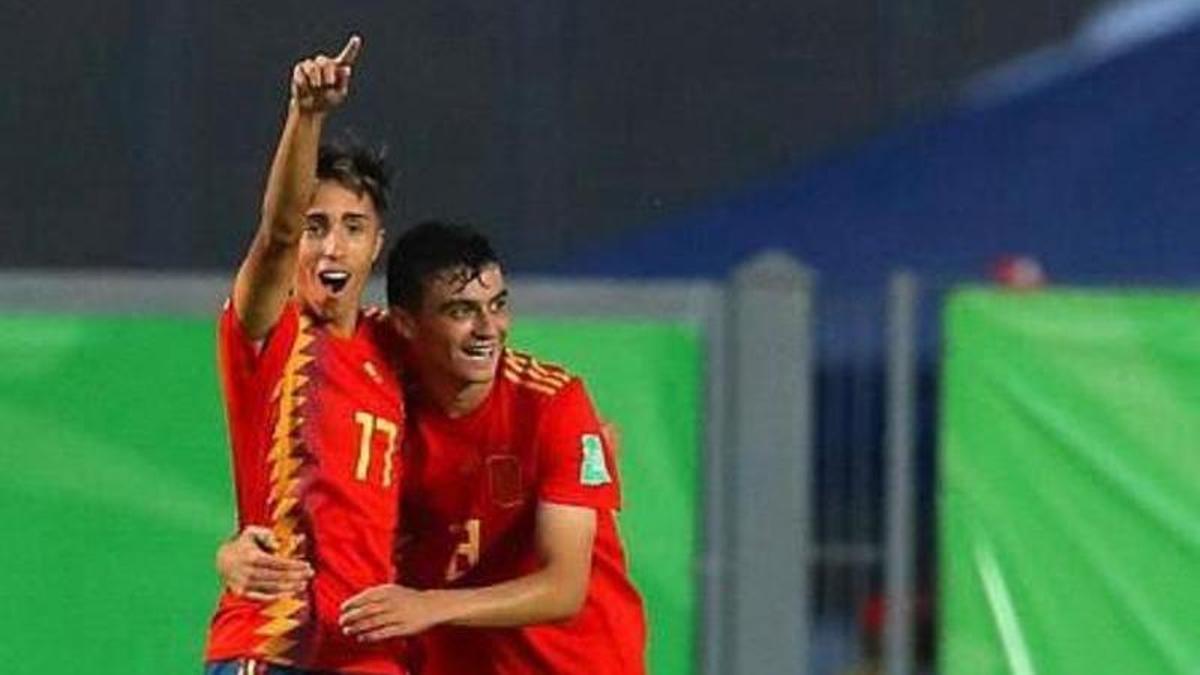 Pedri-derecha- se abraza con Larrubia festejando un gol del jugador del Málaga en el Mundial sub 17.