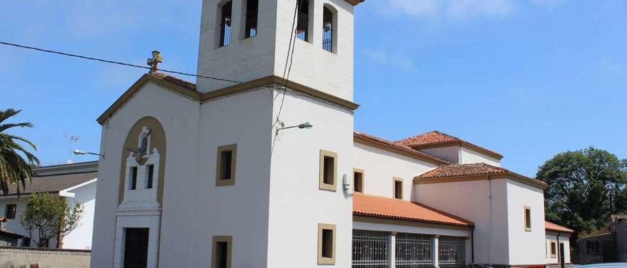 La iglesia de San Salvador de Perlora, con vallas alrededor para impedir el acceso al templo.