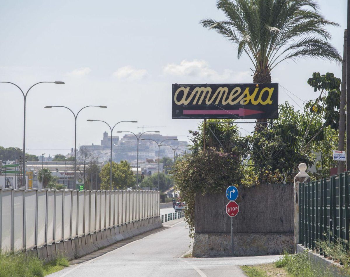 Letrero de la entrada a la discoteca en la autovía de Sant Antoni. | VICENT MARÍ