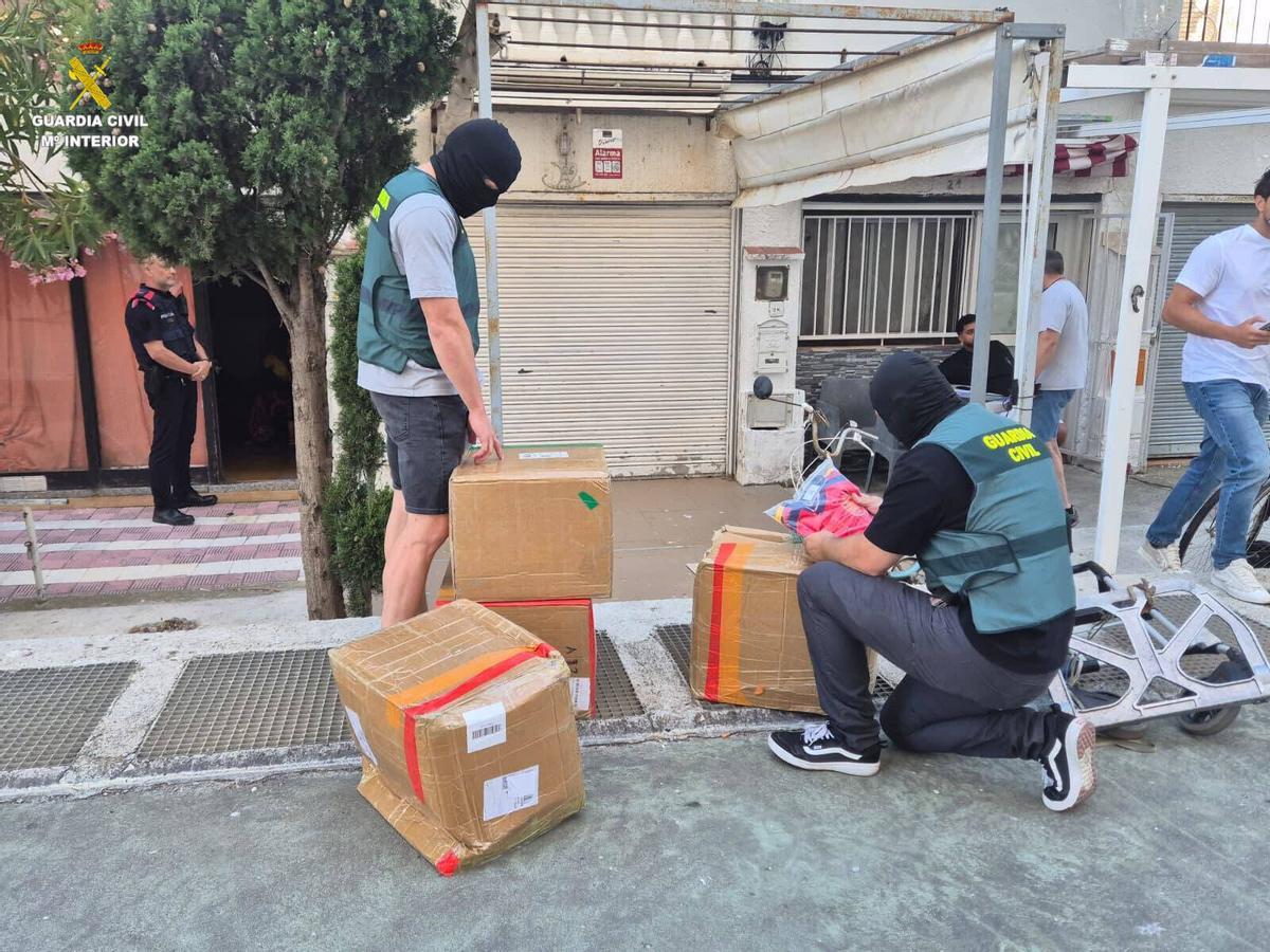 Castelló d'Empúries Desmantellen un magatzem amb 7.000 peces falsificades per al top manta falsficacions Guàrdia Civil Mossos d'Esquadra Policia Local de Castelló d'Empúries