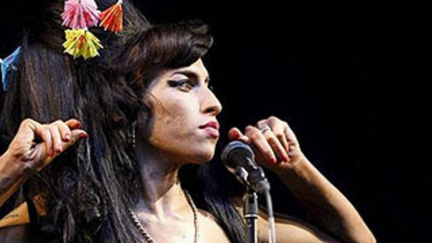 Amy Winehouse, a puñetazos por salvar su moño